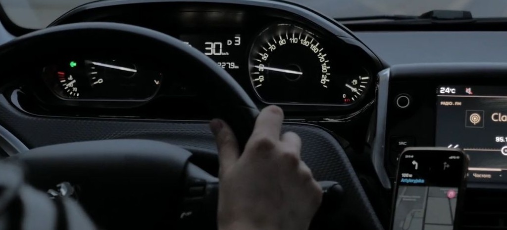 スマートフォンのナビゲーションアプリを使用しているドライバーが、周囲の交通を意識している状況