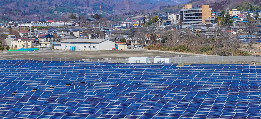 街を背景にした太陽光パネル