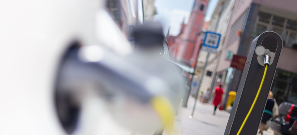 Become an e-mobility specialist with our seminars | TÜV Rheinland