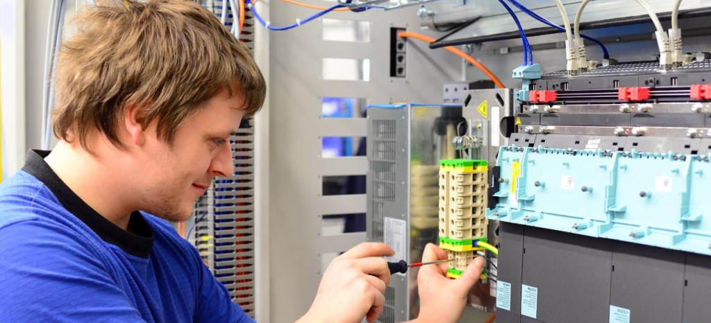 Qualified electrician with our electrotechnology courses | TÜV Rheinland