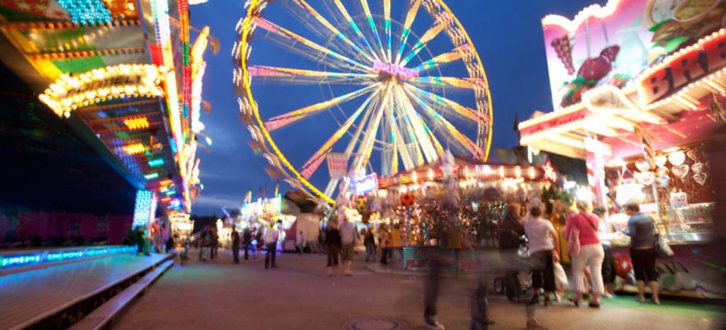 فحوصات السلامة في مدن الملاهي من قبل تي يو راينلاند.