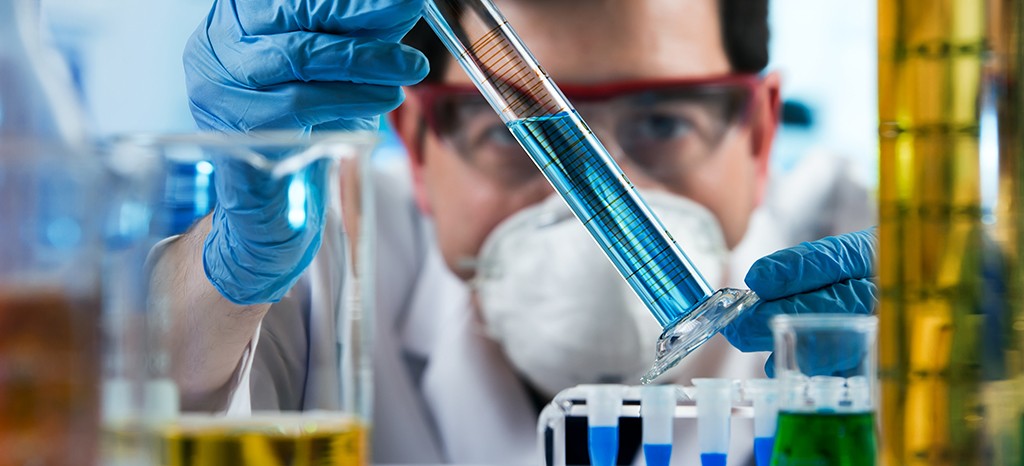 Les experts du TÜV Rheinland effectuent des tests chimiques sur les dispositifs médicaux.