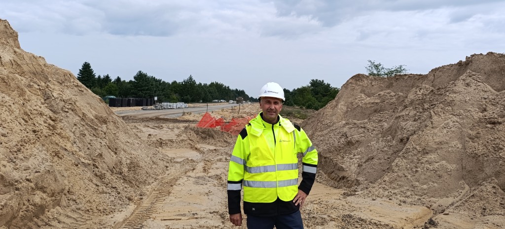 Inspektor podczas pracy przy nadzorze