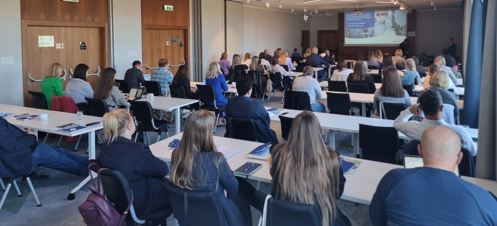 Sala pełna uczestników podczas seminarium medycznego TÜV Rheinland