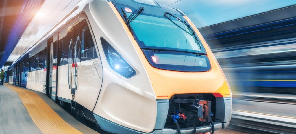 Pociąg przejeżdzający przez stację