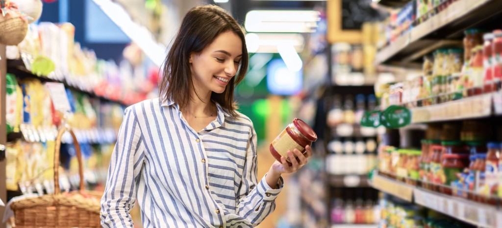 Uśmiechnięta kobieta robiąca zakupy