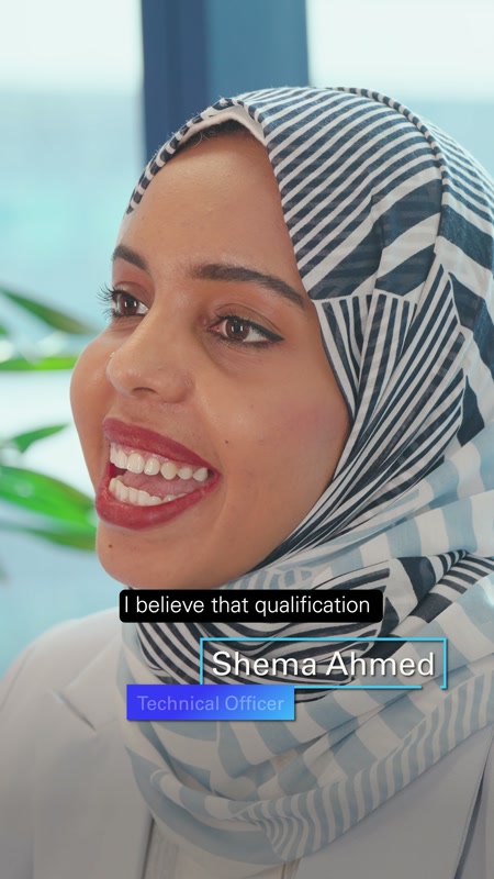 Video: Shema Ahmed, Technical Officer, spricht über berufliche Weiterentwicklung bei TÜV Rheinland